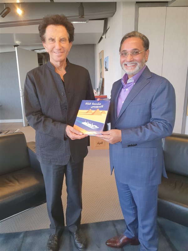 Le président de l’Institut du monde arabe à Paris accueille Abdelrahim Ali et lui offre le volume du Canal de Suez