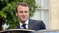 Emmanuel Macron temporise