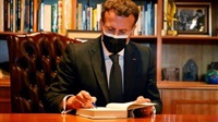 Emmanuel Macron rend