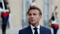 Emmanuel Macron demande