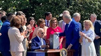 Joe Biden signe la